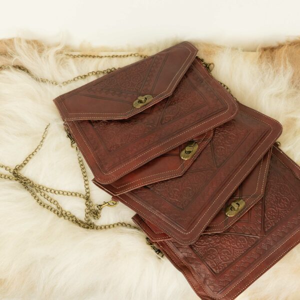 pochette en cuir bordeaux "zohra"!
